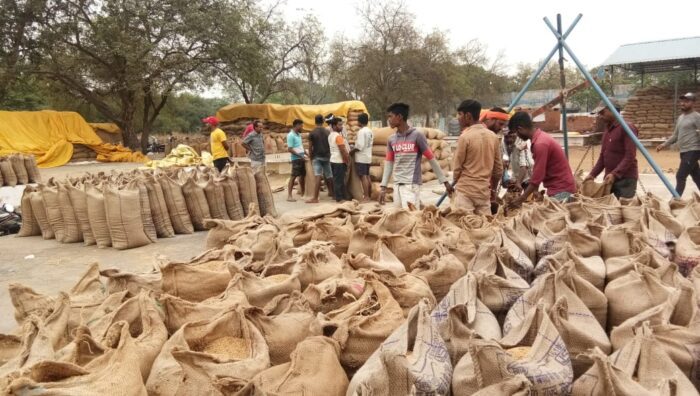 Custom Milling: Continuous lifting of paddy for custom milling...112 lakh 82 thousand metric tons of paddy lifted in the state.