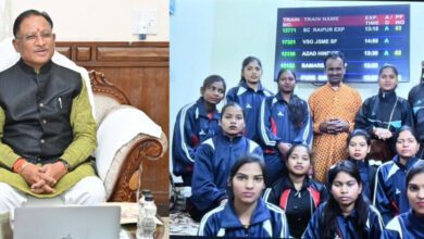 CM Discussion with Girls: Chief Minister Vishnu Dev Sai discussed with the girls of the tableau team leaving for New Delhi...