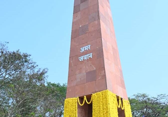 Amar Vatika: Chief Minister Vishnu Dev Sai paid tribute to the martyrs by offering flowers at the Amar Jawan Memorial of Amar Vatika.