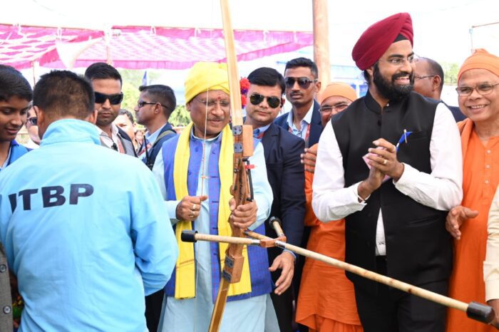 CG Farmers Fair: Chief Minister Vishnudev Sai tried his hand at archery, hit the target accurately