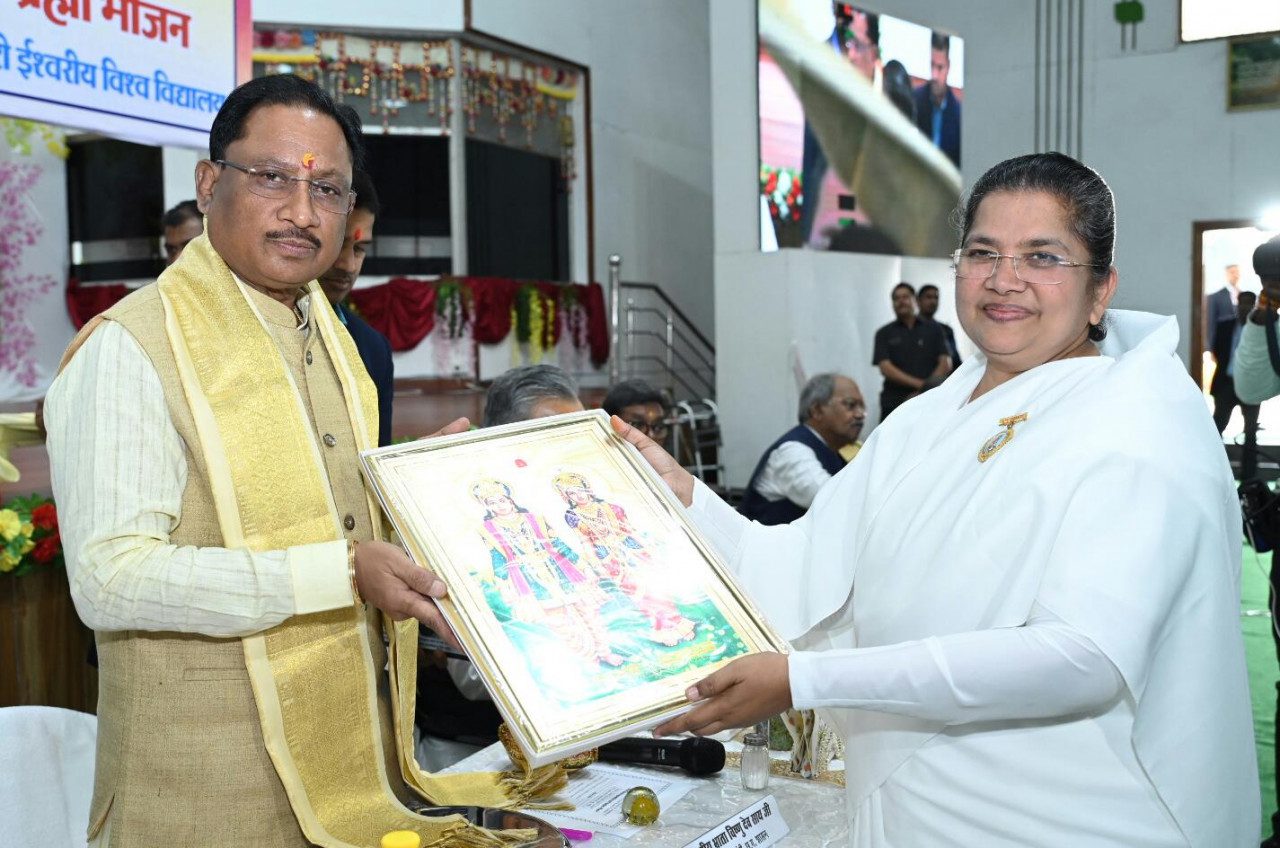 Brahma Bhojan: Chief Minister Sai became the guest of Brahma Kumari sisters for Brahma Bhojan.